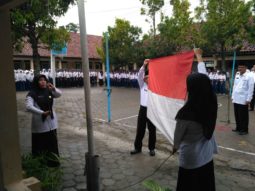 Semangat dalam Upacara Bendera HAB Kemenag ke-71 Meskipun Hujan